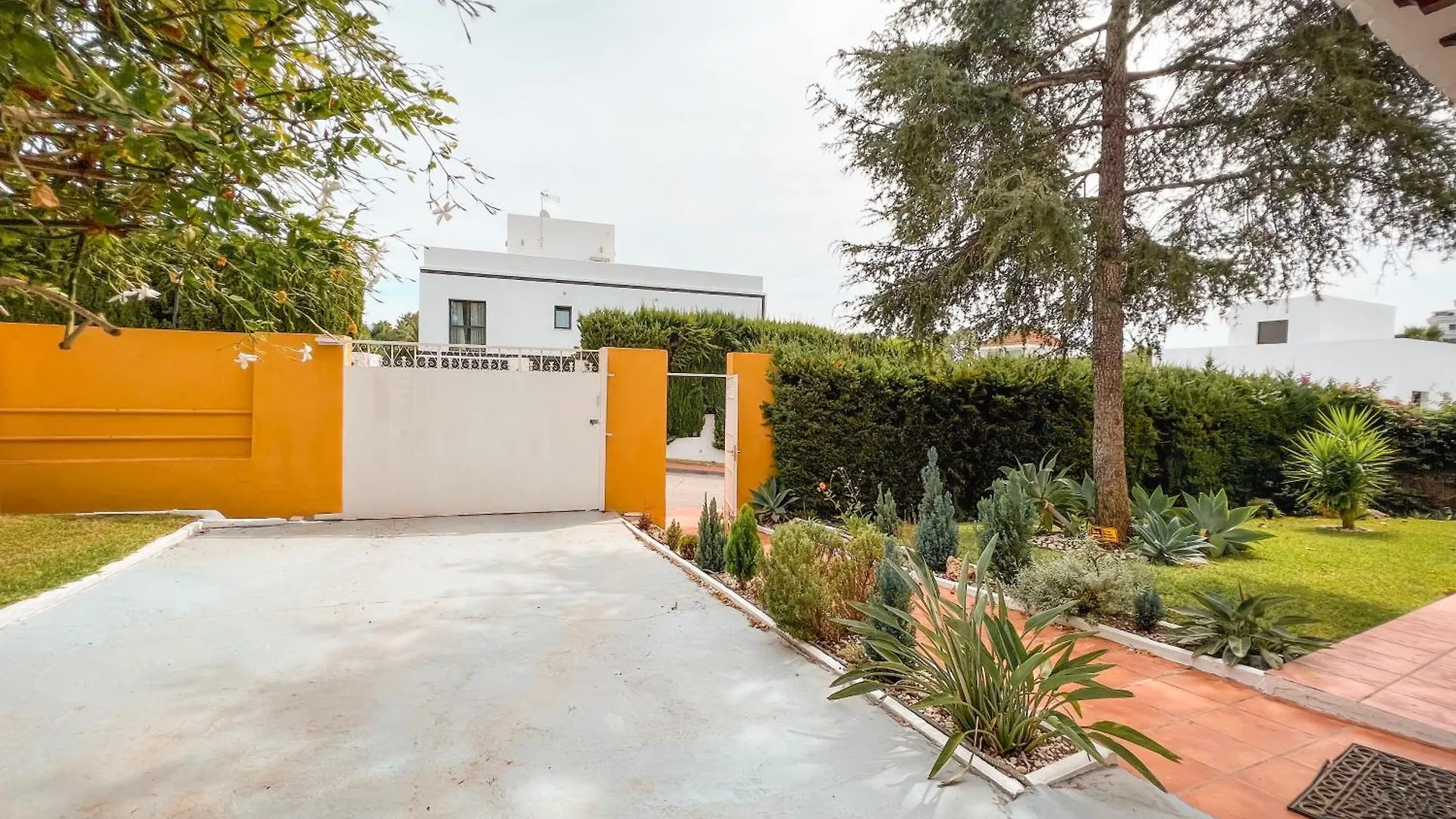 Beautiful Villa Close To Puerto Banus Marbella